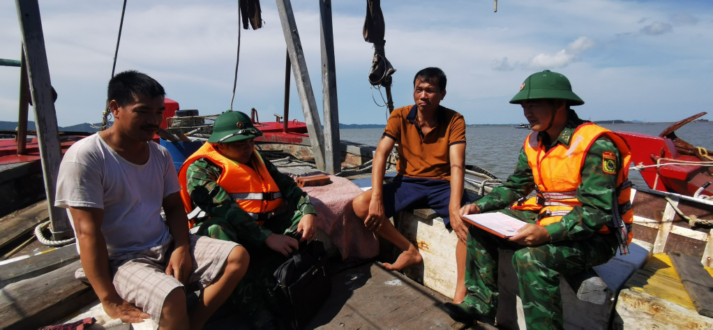 CBCS Đồn BP Trà Cổ kêu gọi bà con ngư dân neo đậu tàu thuyền tránh trú bão tại khu vực Mũi Ngọc, phường Bình Ngọc (Móng Cái)