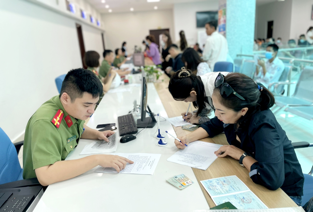 Cán bộ Phòng Quản lý xuất nhập cảnh (Công an tỉnh) hướng dẫn công dân kê khai thủ tục cấp lại hộ chiếu phổ thông.