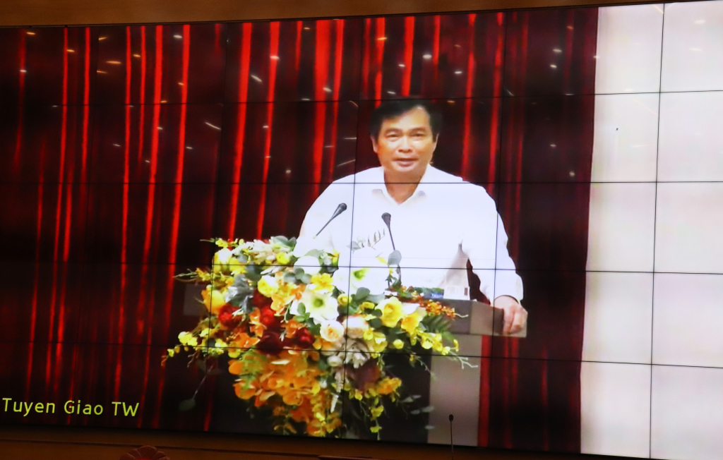 Đồng chí Phan Xuân Thủy, Phó trưởng ban Tuyên giáo Trung ương phát biểu định hướng tại hội nghị.
