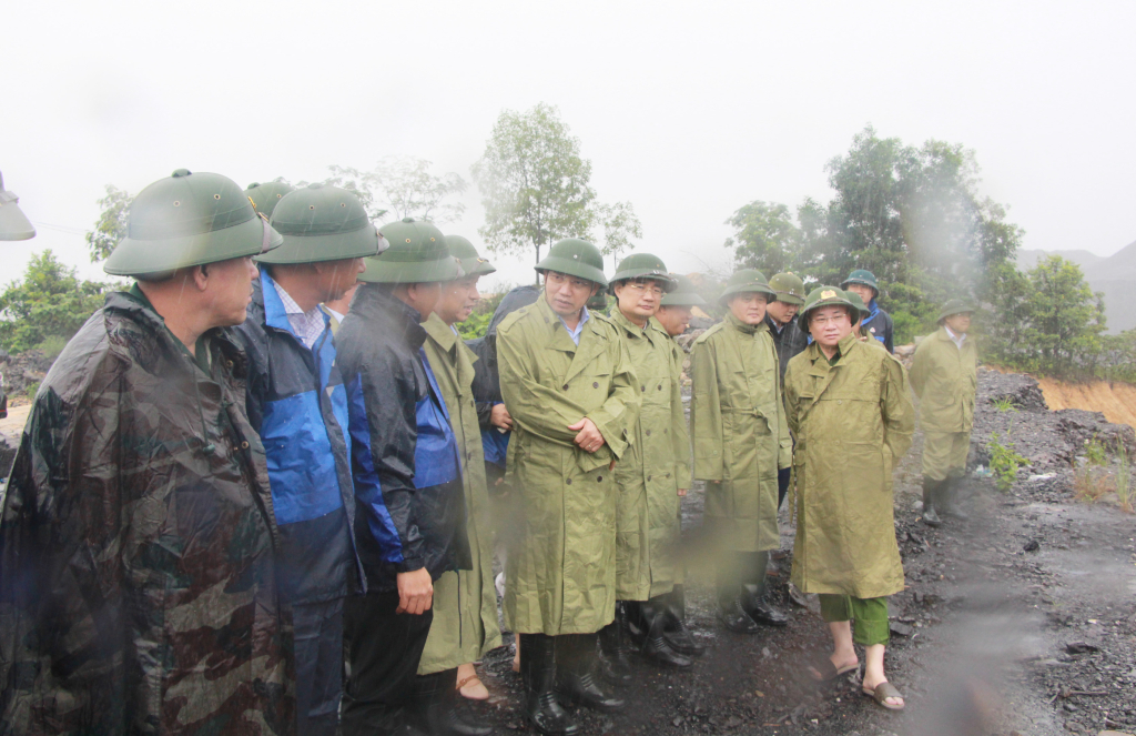 Đồng chí Nguyễn Xuân Ký, Ủy viên Trung ương Đảng, Bí thư Tỉnh ủy, Chủ tịch HĐND tỉnh kiểm tra các bãi thải mỏ tại vùng Cẩm Phả.