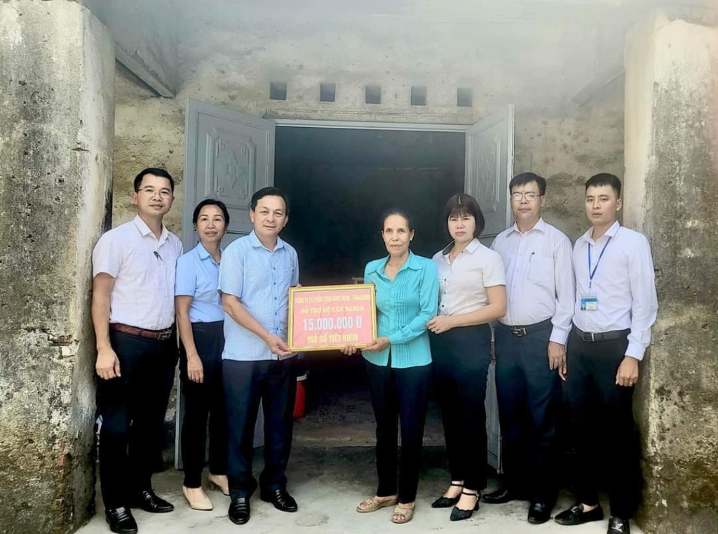 Lãnh đạo Công ty CP than Vàng Danh hỗ trợ cho hộ cận nghèo phường Phương Nam, TP Uông Bí.