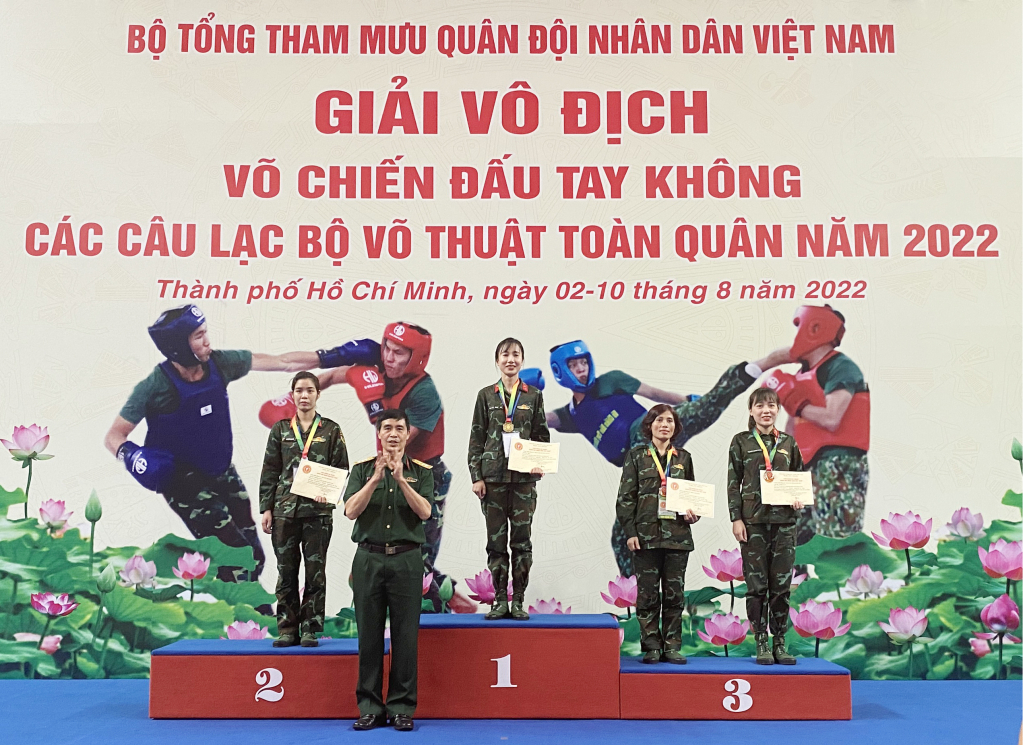 Trung úy CN Nguyễn Thanh Huyền, nhân viên Bảo mật, Văn phòng Bộ CHQS tỉnh Quảng Ninh đoạt huy chương đồng hạng cân 48-51kg. (Thứ nhất bên phải ảnh)