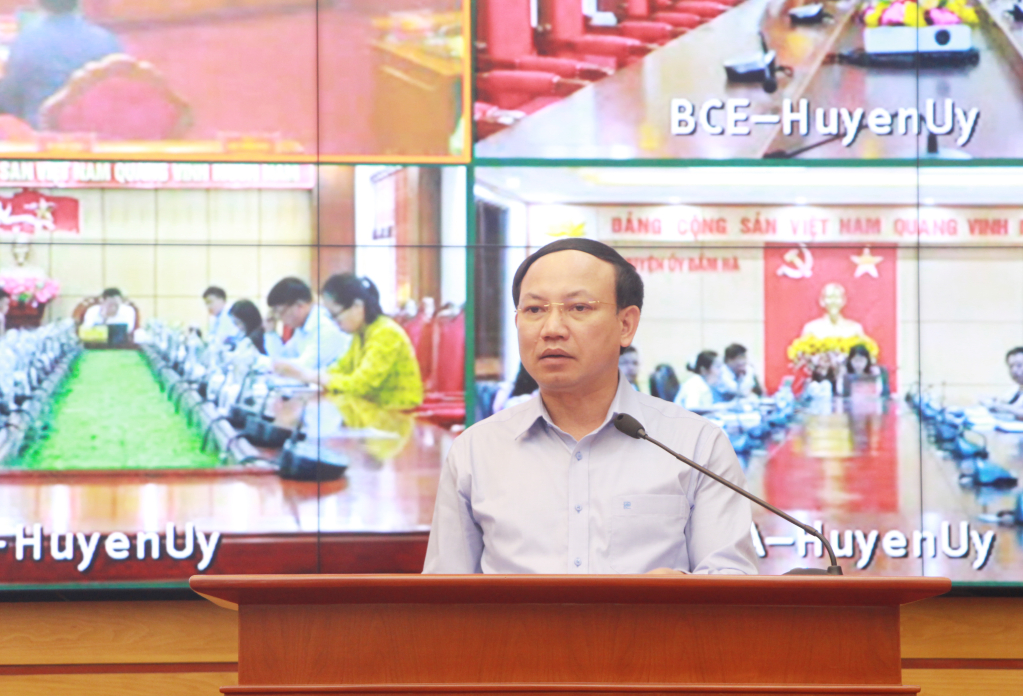 Đồng chí Nguyễn Xuân Ký, Ủy viên Trung ương Đảng, Bí thư Tỉnh ủy, Chủ tịch HĐND tỉnh quán triệt sau hội nghị trực tuyến của Ban Tổ chức Trung ương.