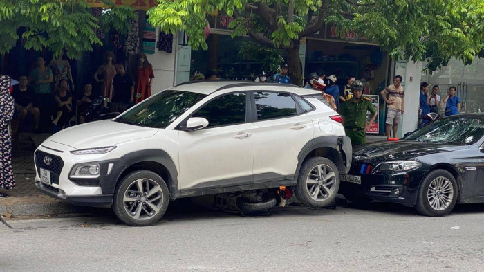 video: nam tài xế lùi xe ô tô tông trúng người nhà đi xe máy