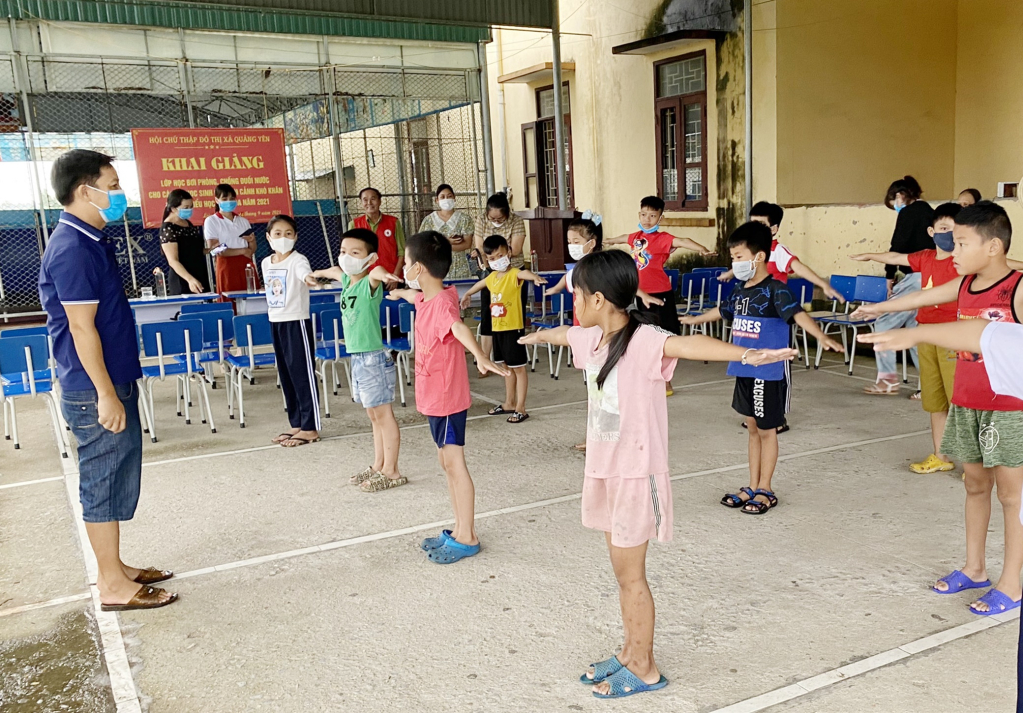 Lớp học bơi phòng, chống đuối nước cho học sinh có hoàn cảnh khó khăn tại Trường Tiểu học Liên Hòa (TX Quảng Yên) năm 2021.