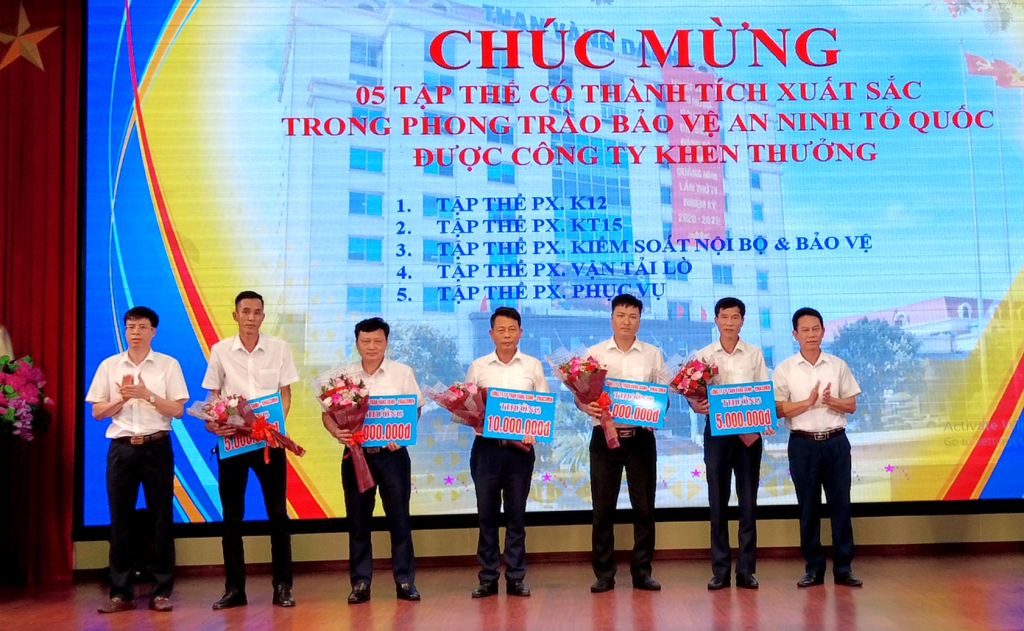 Lãnh đạo Công ty trao giấy khen cho các tập thể có thành tích xuất sắc trong phong trào bảo vệ ANTQ.