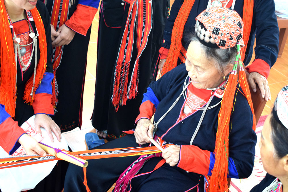 Bà Trương Thị Bích, thôn Khe Sú II đã 80 tuổi, vẫn đều đặn đến Nhà Văn hóa cộng đồng thôn Khe Sú II để sinh hoạt, mục đích là để truyền lại cho con cháu văn hóa của dân tộc mình