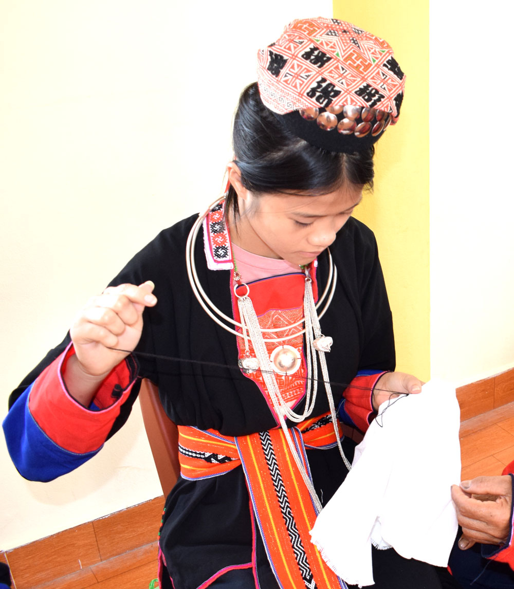 Hiện nay đa phần phụ nữ trẻ dân tộc Dao ở Thượng Yên Công cũng đã biết thêu trang phục dân tộc mình