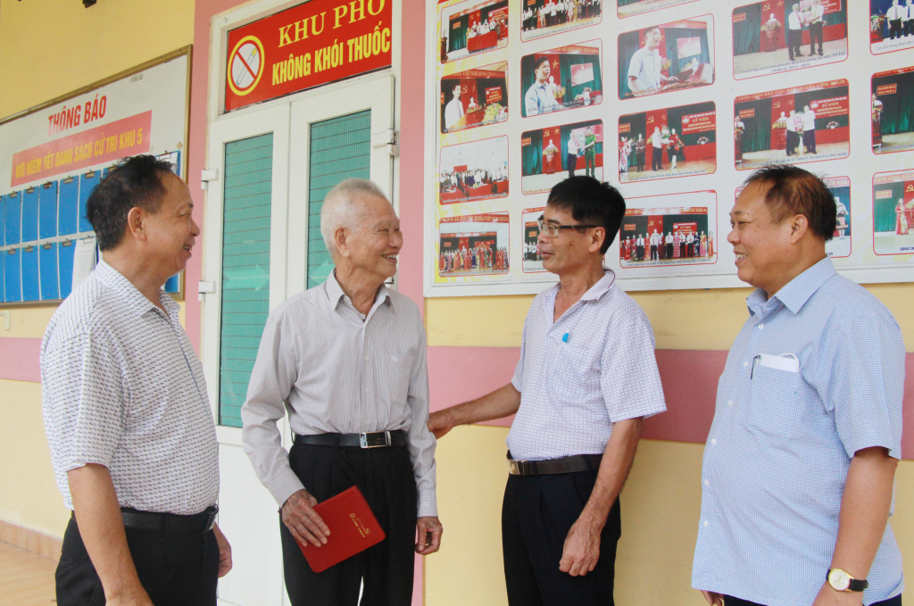 Đảng viên Nguyễn Văn Giệng (thứ 2 từ trái qua) trò chuyện với các đảng viên trong chi bộ khu 5, phường Hồng Hà, TP Hạ Long.