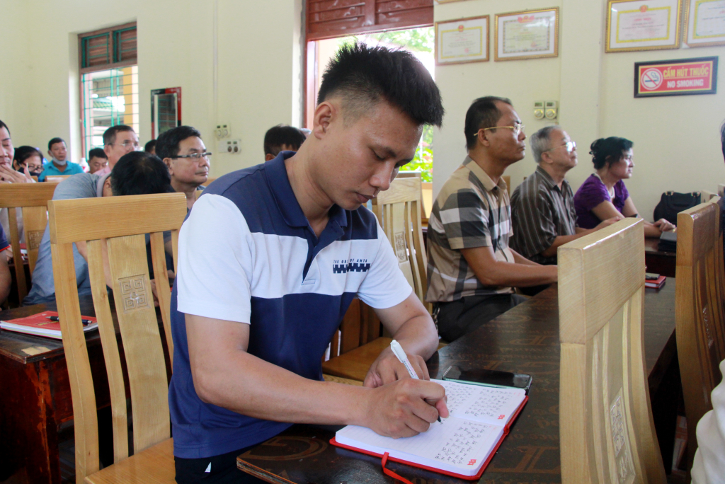 Đảng viên trẻ Hà Minh Nhật tham gia sinh hoạt chi bộ thường kỳ tháng 8 của khu Vĩnh Xuân