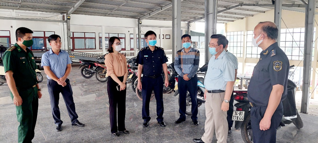 Lãnh đạo TP Móng Cái kiểm tra hoạt động XNK hàng hóa tại Cửa khẩu Ka Long