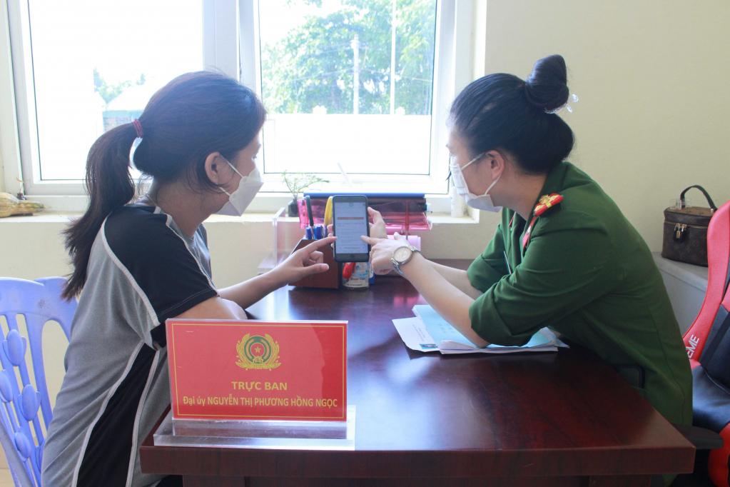 Công an phường Nam Hòa (TX Quảng Yên) hướng dẫn người dân khai báo lưu trú trên dịch vụ công trực tuyến. Ảnh: Trung tâm TT-VH thị xã