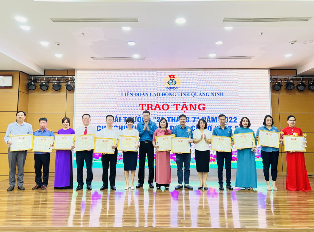 Chị Huyền (áo dài tím) vinh dự được LĐLĐ tỉnh trao tặng giải thưởng 28/7/2022.