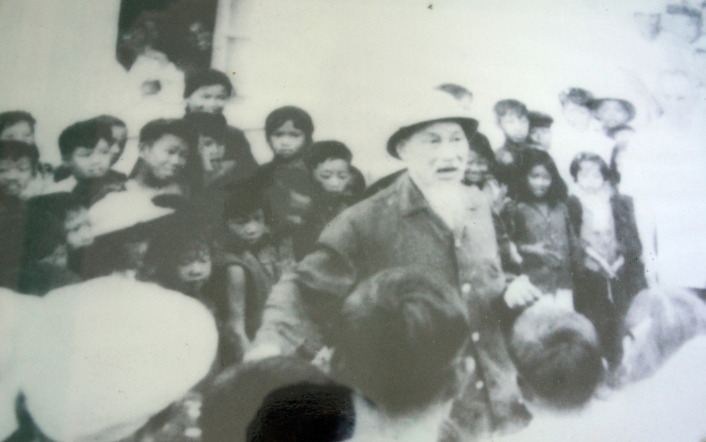 Bác Hồ về thăm xã đảo Ngọc Vừng và chụp ảnh cùng các em học sinh ngày 12/11/1962.