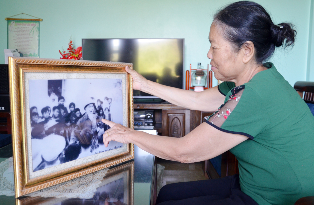 Bà Nguyễn Thị Lan, thôn Bình Hải, xã Ngọc Vừng (huyện Vân Đồn) chỉ bản thân mình chụp ảnh cùng Bác Hồ khi về thăm đảo ngày 12/11/1962.
