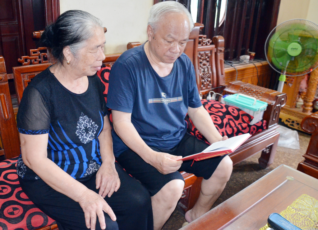 Vợ chồng ông Nguyễn Thanh Sửu và vợ kể về kỷ niệm khi gặp Bác Hồ cách đây 60 năm.