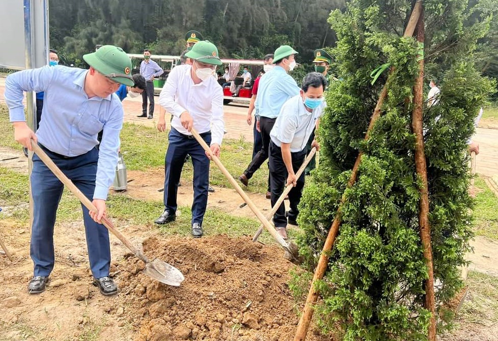 Lãnh đạo huyện Vân Đồn và chính quyền địa phương trồng cây tại khu lưu niệm Bác Hồ tại xã đảo.