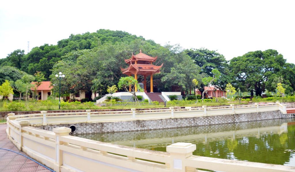 Sau nhiều lần đầu tư, tôn tạo, Khu di tích lưu niệm Bác Hồ tại thôn Bình Hải, xã Ngọc Vừng (huyện Vân Đồn) có tổng diện tích 2,4ha được hoàn chỉnh với khuôn viên, vườn cây, ao cá, nhà bia, khu trưng bày.