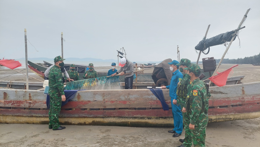 CBCS Đồn BP Trà Cổ phối hợp với lực lượng dân quân tự vệ phường Trà Cổ tuyên truyền cho ngư dân các quy định khu vực biên giới.