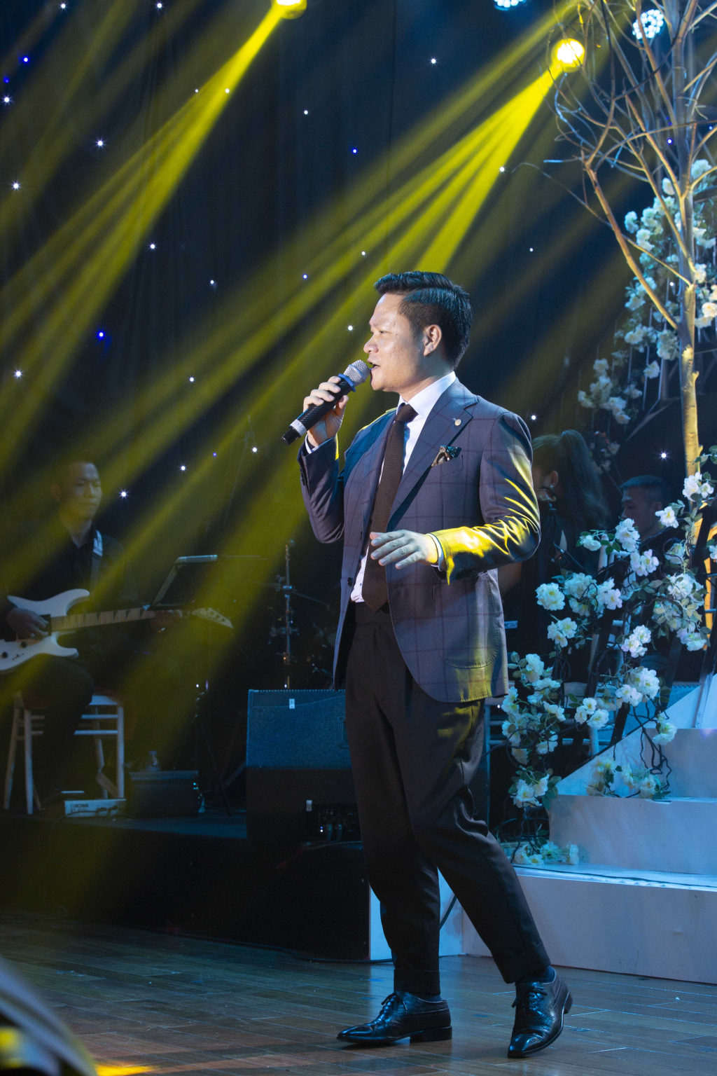 Ca sĩ Hoàng Tùng thể hiện ca khúc “Cẩm Phả tôi yêu” của Trần Toàn.