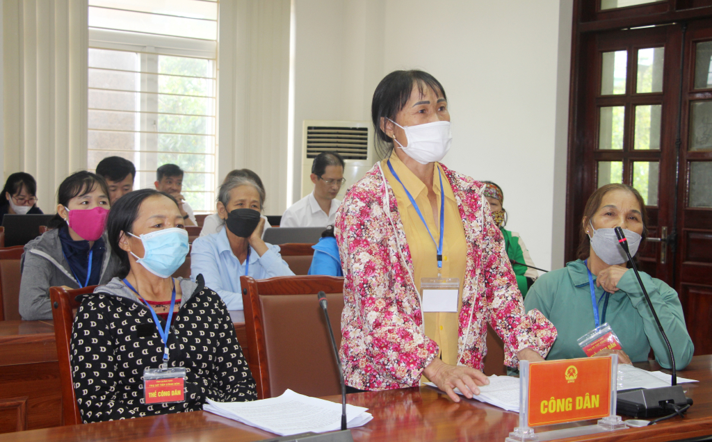 Các hộ dân khu Điền Công 1, phường Trưng Vương, TP Uông Bí nêu kiến nghị tại buổi tiếp công dân.
