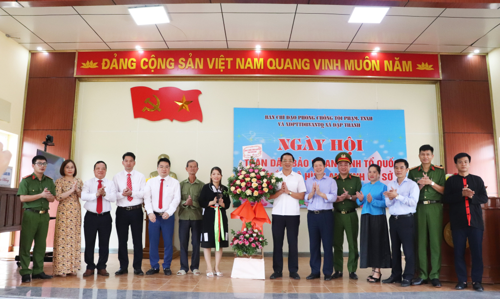 Đồng chí Nguyễn Văn hồi, thay mặt Tỉnh ủy, HĐND, UBND, Ủy ban Mặt trận Tổ quốc tỉnh Quảng Ninh tặng hoa chúc mừng ngày hội 