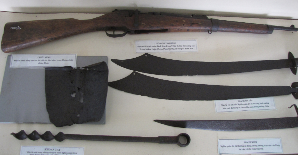 Một số hiện vật là vũ khí từng được nghĩa quân Đệ tứ Chiến khu sử dụng.