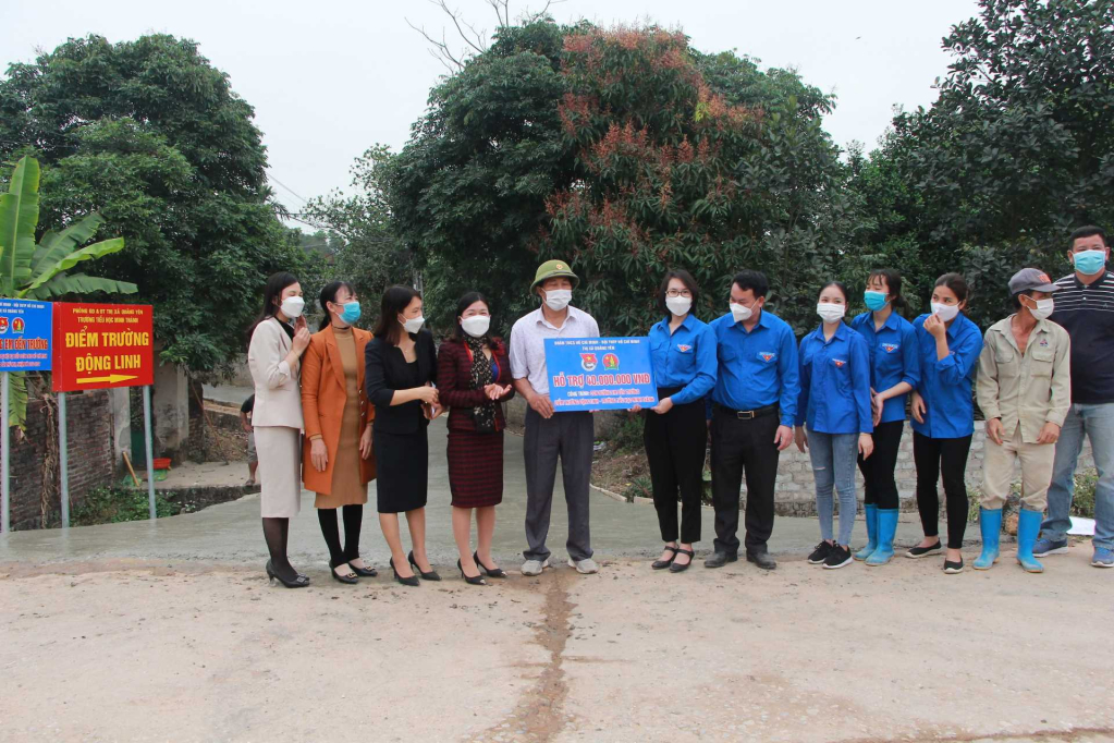 Đoàn thanh niên TX Quảng Yên trao kinh phí hỗ trợ cho Khu phố Động Linh, phường Minh Thành.