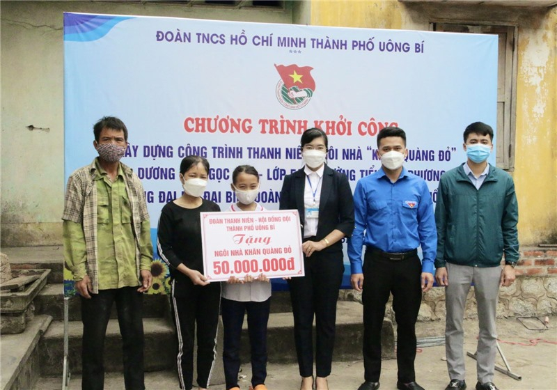 hành đoàn, Hội đồng đội Thành phố, Phường Phương Nam trao hỗ trợ kinh phí xây nhà cho GĐ em Dương Thị Ngọc Mai.
