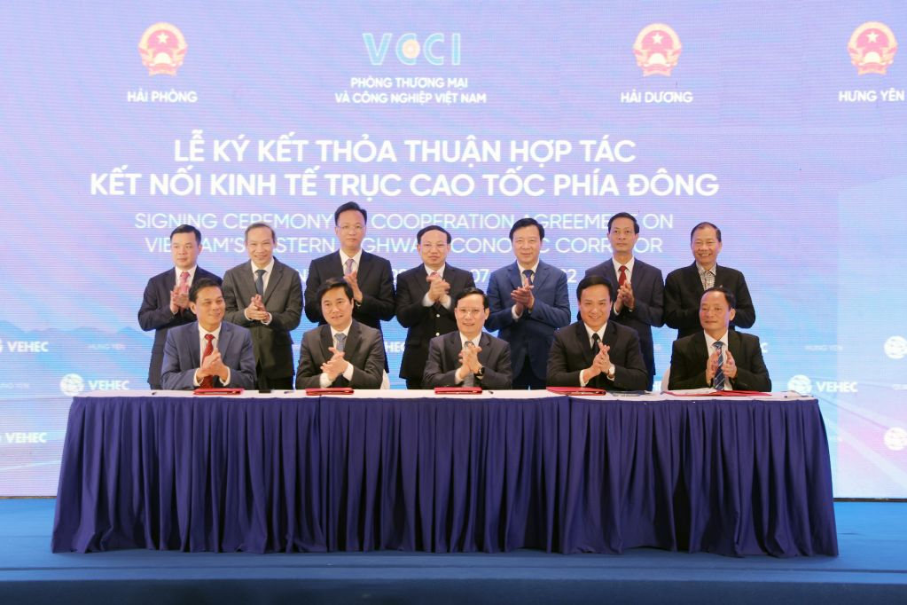 Lãnh đạo VCCI và 4 tỉnh, thành phố Quảng Ninh, Hải Phòng, Hải Dương, Hưng Yên ký kết thỏa thuận hợp tác kết nối kinh tế trục cao tốc phía Đông, ngày 28/7/2022.