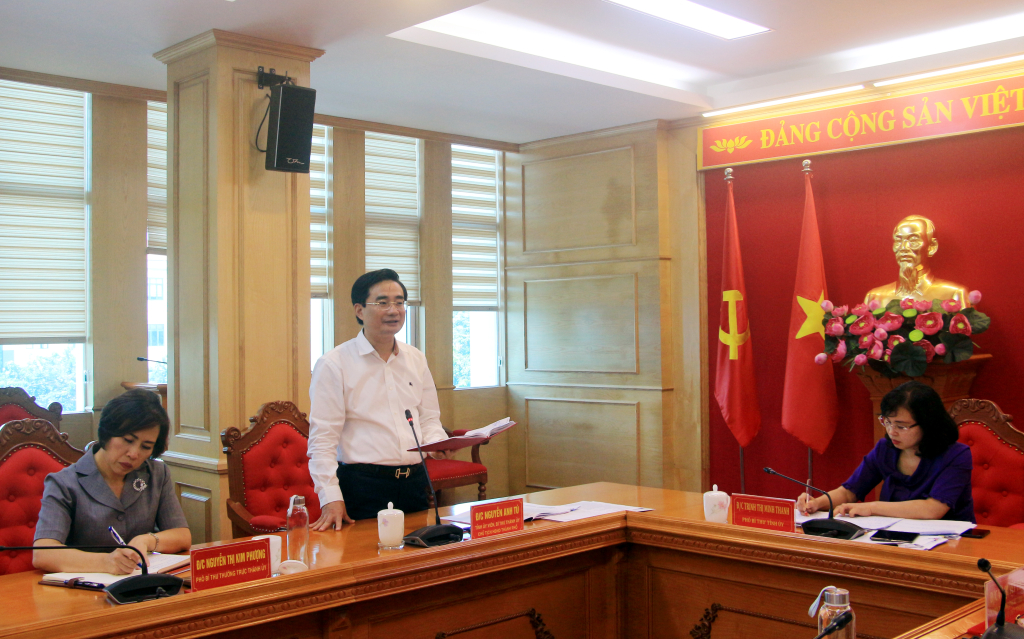 Đồng chí Nguyễn Anh Tú, Bí thư Thành ủy Cẩm Phả, phát biểu tại buổi làm việc.