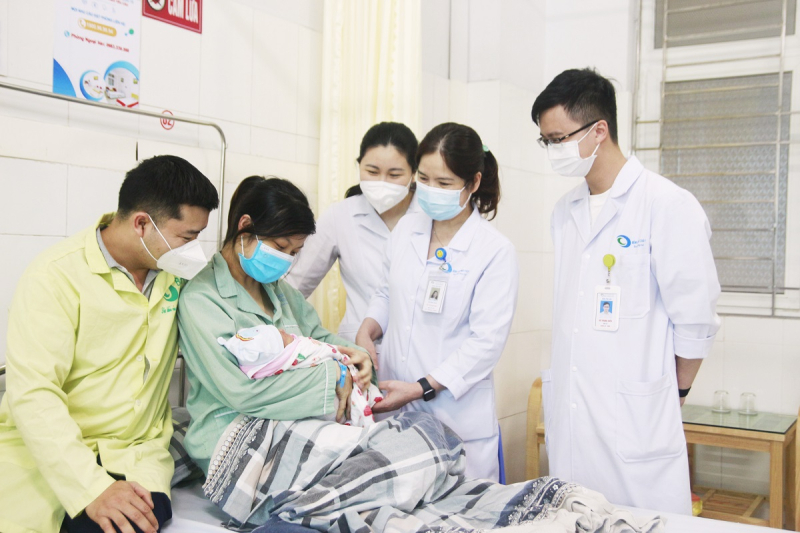 Bác sĩ Khoa phụ sản, Bệnh viện Bãi Cháy hướng dẫn bà mẹ sau sinh cho con bú đúng cách.