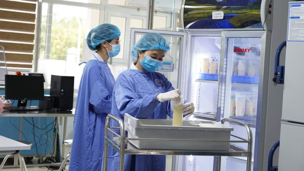 Nhân viên y tế bảo quản sữa mẹ tại Ngân hàng sữa mẹ của Bệnh viện Sản nhi Quảng Ninh.
