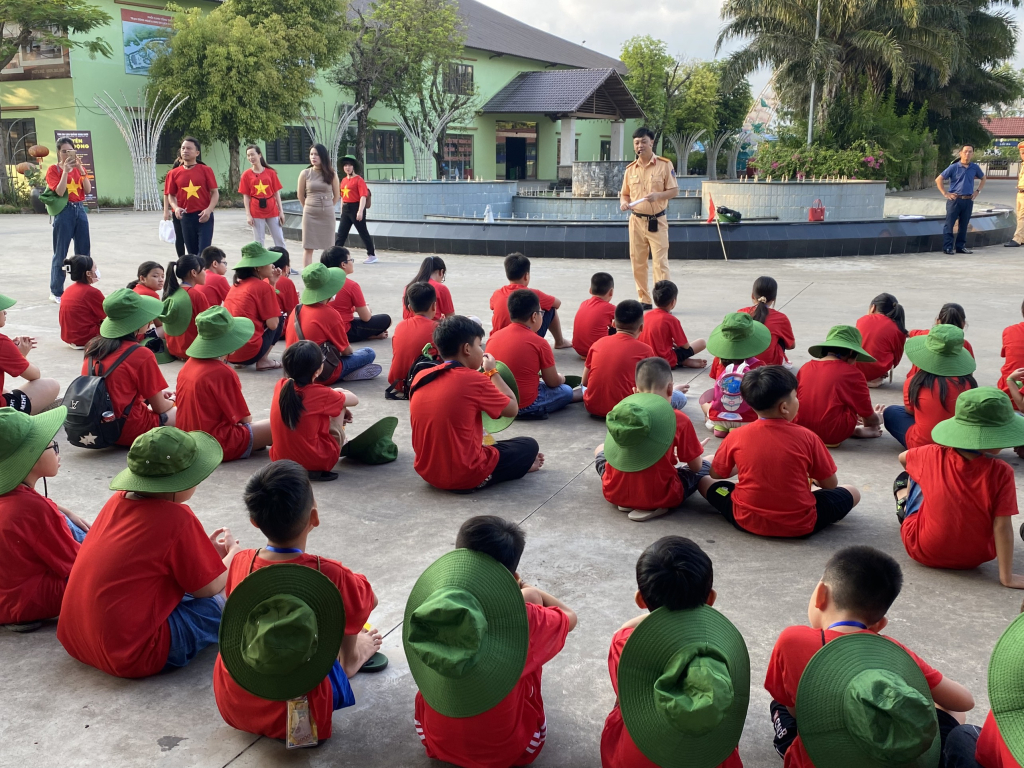 Tuyên truyền Luật an toàn giao thông cho các em học sinh tại khu du lịch Quảng Ninh Gate.