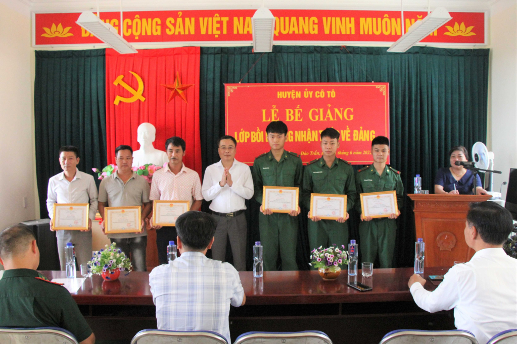 Lớp bồi dưỡng nhận thức về Đảng cho 13 quần chúng được tổ chức tại thôn đảo Trần là lớp học đầu tiên nhằm phát triển đảng viên ngay từ cơ sở.
