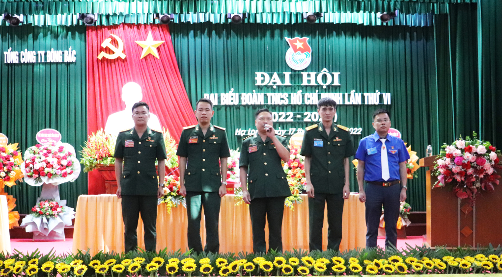 Đoàn đại biểu đi dự Đại hội Đoàn TNCS Hồ Chí Minh Quân đội lần thứ X, ra mắt Đại hội.