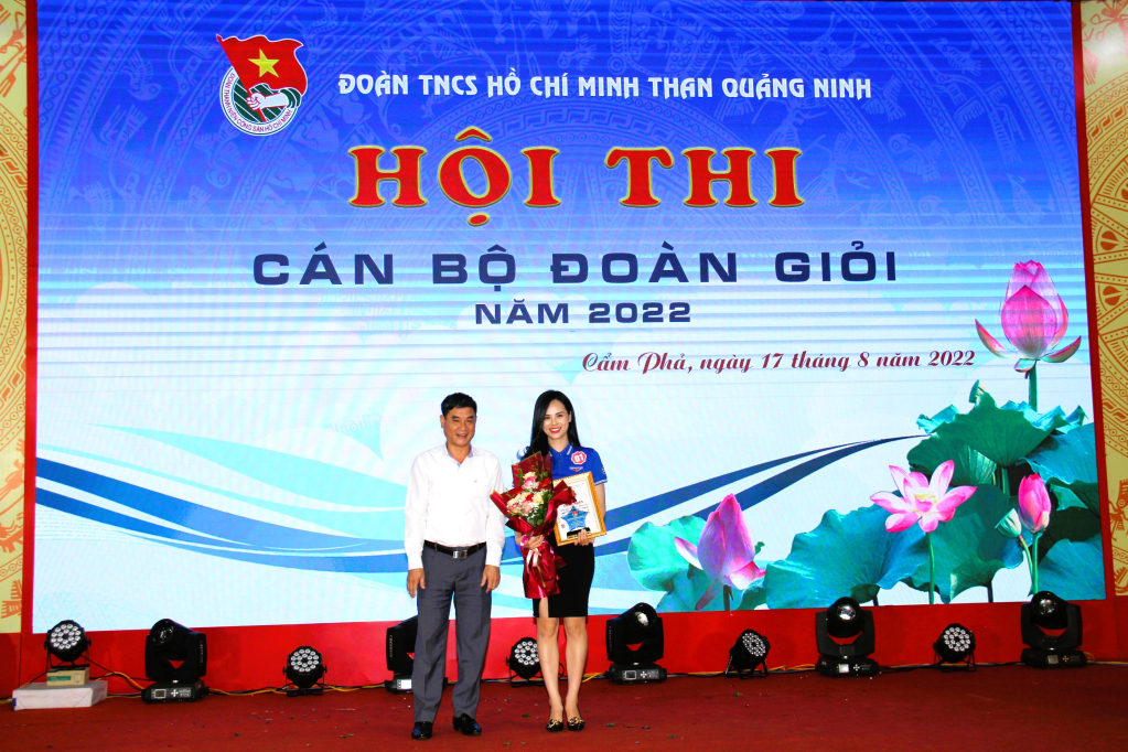 Thí sinh Nguyễn Thị Thanh Loan, cán bộ đoàn Công ty CP Than Đèo Nai xuất sắc giành giải nhất Hội thi.