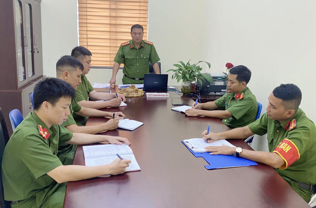 Thiếu tá Nguyễn Tiến Hưng, Trưởng Công an xã Thống Nhất chủ trì họp giao ban đánh giá tình hình thực hiện nhiệm vụ tại địa bàn.