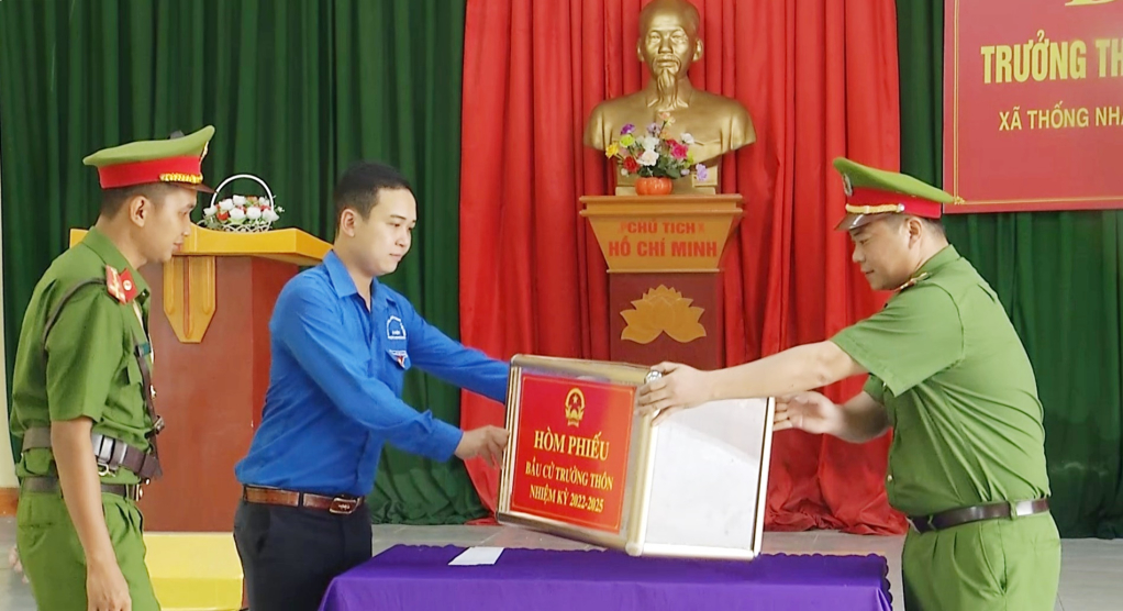 Thiếu tá Nguyễn Tiến Hưng (bên phải) tham gia giữ gìn, đảm bảo ANTT bầu trưởng thôn 