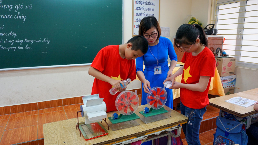 Giờ học khoa học tích hợp bài giảng tiết kiệm năng lượng gió và nước của học sinh Trường Tiểu học Lý Thường Kiệt (phường Bãi Cháy, TP Hạ Long).