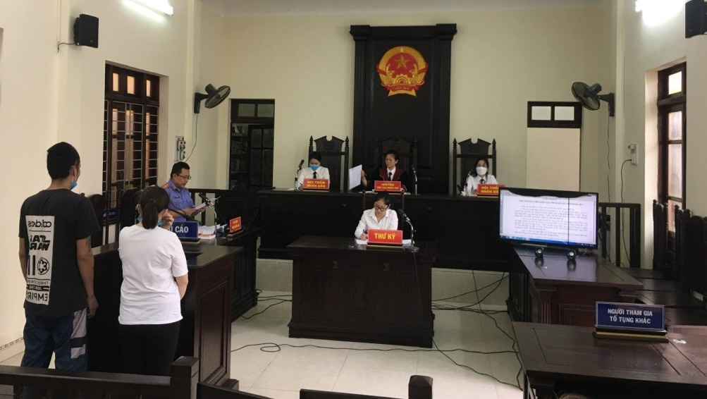 Kiểm sát viên Viện KSND huyện Bình Liêu trình chiếu hồ sơ, tài liệu tại phiên tòa hình sự.