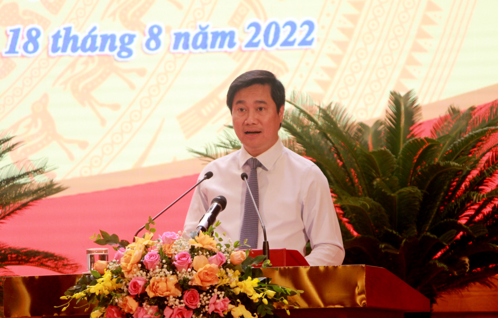 Đồng chí Nguyễn Tường Văn, Phó Bí thư Tỉnh ủy, Chủ tịch UBND tỉnh, phát động thi đua.