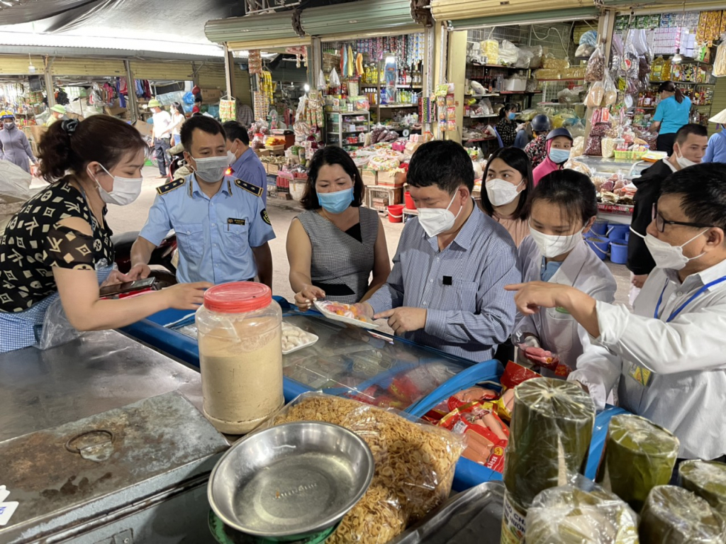 Đoàn kiểm tra liên ngành số 2 về an toàn thực phẩm (ATTP) do Sở Công thương làm Trưởng đoàn kiểm tra việc kinh doanh các sản phẩm tại chợ Asean TP Móng Cái, tháng 5/2022.