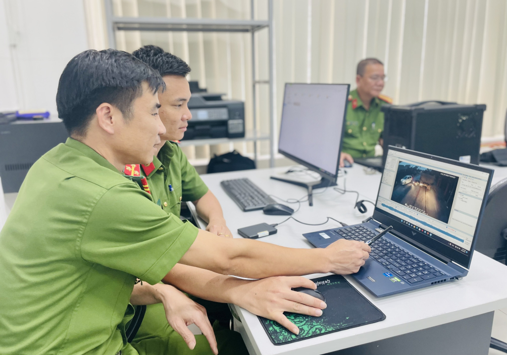 Các CBCS thực hiện thao tác giám định điện tử trong điều tra một vụ tai nạn giao thông xảy ra trên địa bàn.