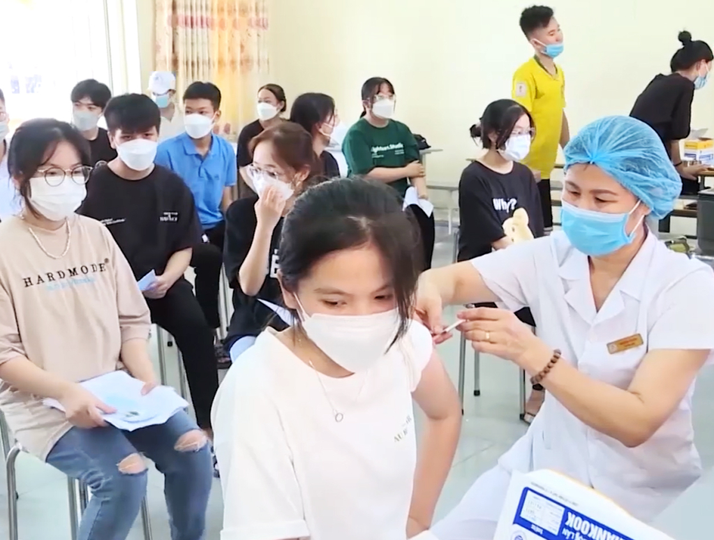 Quảng Ninh đang đẩy nhanh tiến độ tiêm vắc xin phòng Covid-19 cho học sinh hoàn thành trước năm học mới.