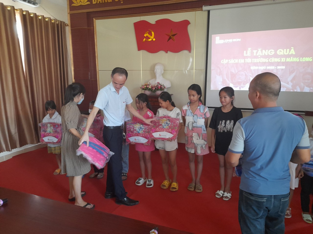 Nhà máy xi măng Long Sơn (Bỉm Sơn, Thanh Hóa) tặng 50 cặp sách cho học sinh tiểu học. 