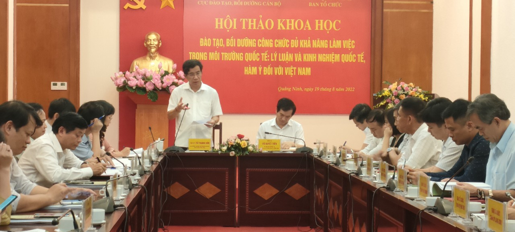 PGS.TS Vũ Thanh Sơn, Cục trưởng Cục đào tạo bồi dưỡng cán bộ, Ban Tổ chức Trung ương, phát biểu tại hội thảo.