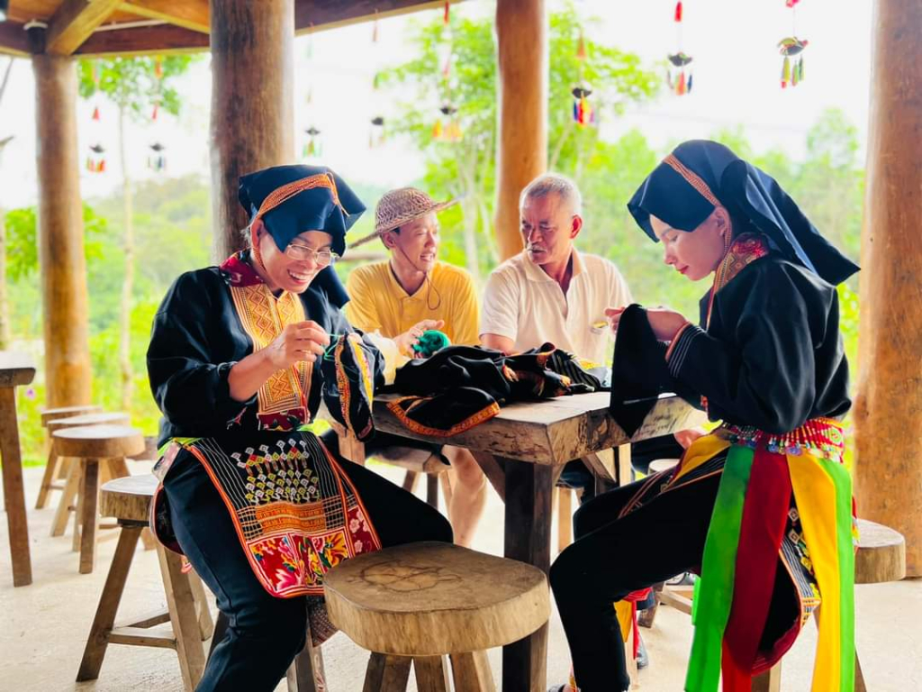 Du khách được khám những nét đẹp của văn hóa dân tộc Dao tại Am Váp Farm.