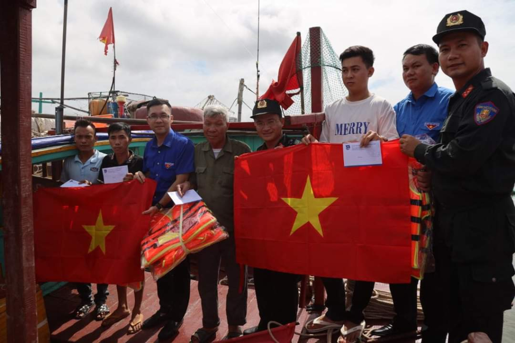 Tỉnh Đoàn phối hợp với Đoàn thanh niên Bộ Tư lệnh cảnh sát cơ động tặng cờ Tổ quố cho các gia đình ngư dân tại TX Quảng Yên.