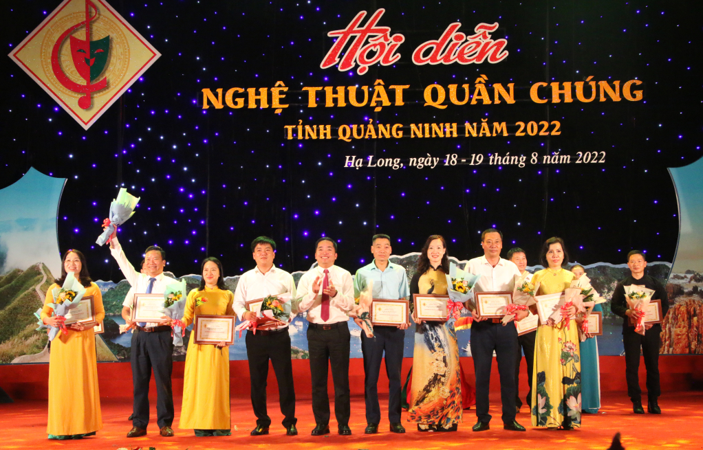 Đồng chí Nguyễn Thanh Tùng, Phó Giám đốc Sở Văn hóa và Thể thao trao Huy chương vàng toàn đoàn cho 8 đoàn nghệ thuật quần chúng.